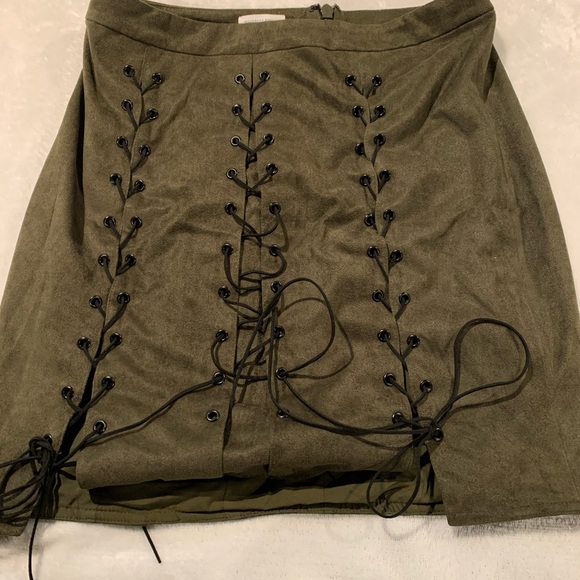 Hunter green skirt - Picture 2 of 4